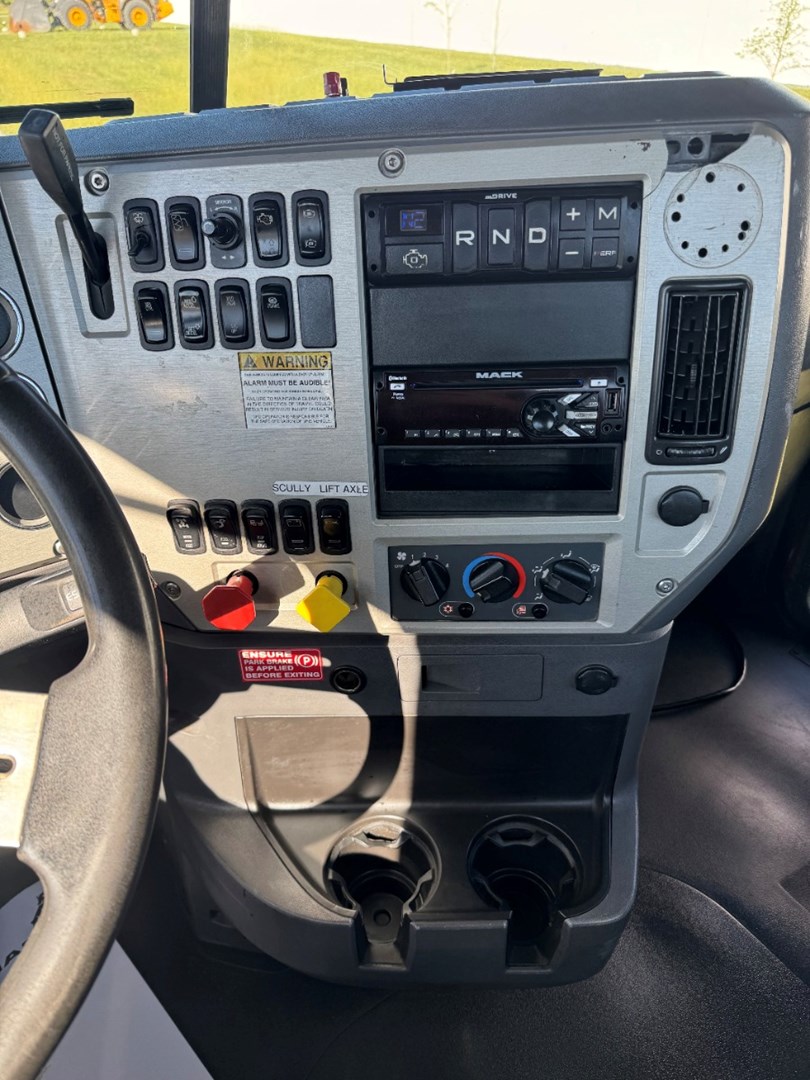 2018 MACK CXU613 - USED TRUCKS DAY CAB - image 16